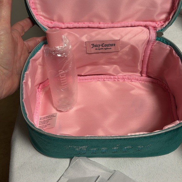 JUICY COUTURE Travel Cosmetic Bag, NWT. Beautiful Color. - Picture 4 of 5